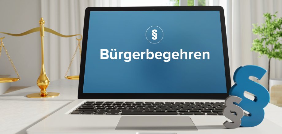 Bürgerbegehren – Recht, Gesetz, Internet. Laptop im Büro mit Begriff auf dem Monitor. Paragraf und Waage.