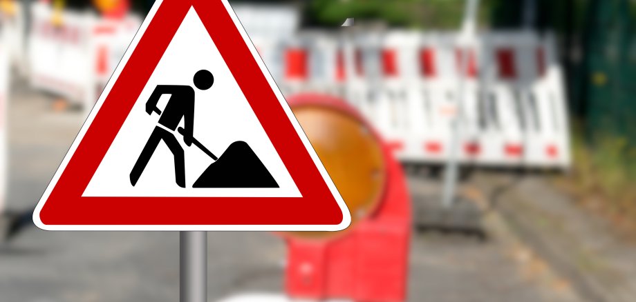 Verkehrsschild und Absperrung an einer Baustelle